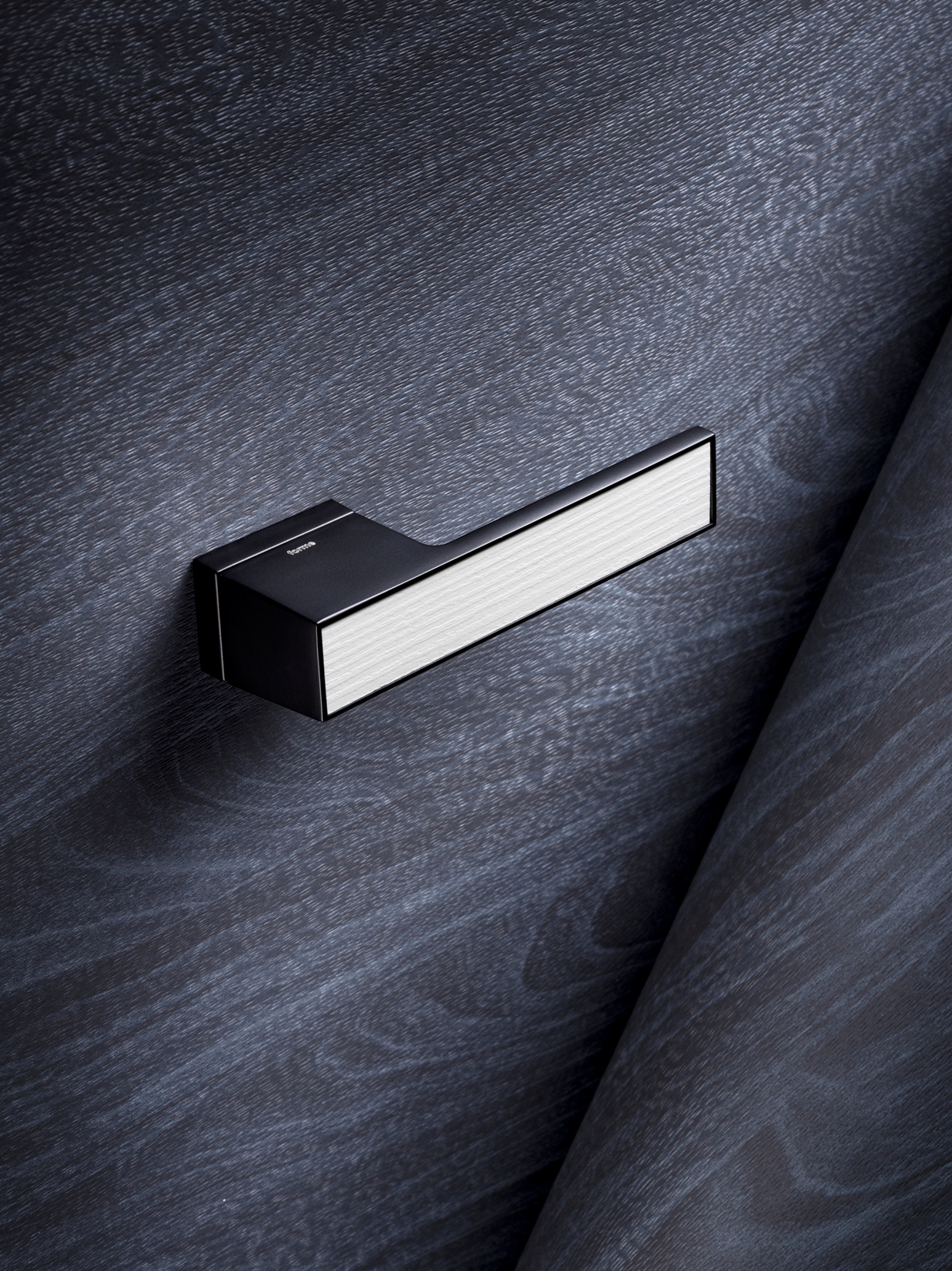 Дверная ручка на розетке 302 Icon Черный матовый со вставкой белый глянец